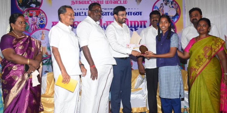 நாகப்பட்டினம் மாவட்டம் வேளாங்கண்ணி பேரூராட்சியில் உள்ள புனித ஆரோக்கிய அன்னை மேல்நிலைப்பள்ளியில் பள்ளிக்கல்வித்துறை சார்பில் மாவட்ட அளவிலான கலைத்திருவிழாவினை மாவட்ட ஆட்சித்தலைவர் டாக்டர் அ.அருண்தம்புராஜ் இன்று குத்துவிளக்கேற்றி தொடங்கி வைத்தார்.