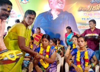 ரஜினிகாந்த் 73வது பிறந்த நாளை முன்னிட்டு 73 கர்ப்பிணி பெண்களுக்கு 21 சீர்வரிசை பொருட்களுடன் வளைகாப்பு விழா – தூள் கிளப்பிய தூத்துக்குடி ரஜினி ரசிகர்கள்