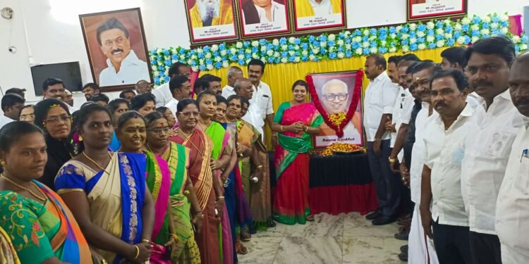 தூத்துக்குடியில் அன்பழகன் 100வது பிறந்தநாளையொட்டி வடக்கு மாவட்ட திமுக சார்பில் அமைச்சர் கீதாஜீவன், மேயர் ஜெகன் பெரியசாமி ஆகியோர் மலர்தூவி மரியாதை செலுத்தினார்கள்.