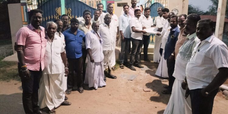 மாப்பிள்ளையூரணியில் திமுக இளைஞர் அணி உறுப்பினர் சேர்க்கை ஒன்றிய செயலாளர் சரவணக்குமார் துவக்கி வைத்தார்.