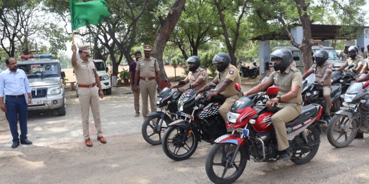 தூத்துக்குடி மாவட்டத்தில் பொதுமக்கள் அதிகம் கூடும் இடங்களை கண்காணிக்க கூடுதலாக 24 மணி நேரமும் சுழற்சி முறையில் இயங்கக்கூடிய காவல்துறையின் 21 இருசக்கர வாகன ரோந்தை மாவட்ட எஸ்பி  பாலாஜி சரவணன் கொடியசைத்து துவக்கி வைத்தார்.