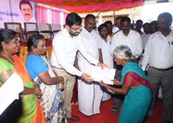 நாகப்பட்டினம் மாவட்டம் தலைஞாயிறு ஊராட்சி ஒன்றியம் வண்டல் ஊராட்சியில் மக்கள் நேர்காணல் முகாமில் 162 பயனாளிகளுக்கு சுமார் ரூ.13 லட்சத்து 91 ஆயிரத்து 860 மதிப்பிலான நலத்திட்ட உதவிகளை மாவட்ட ஆட்சித்தலைவர் டாக்டர் அ.அருண்தம்புராஜ் வழங்கினார்.