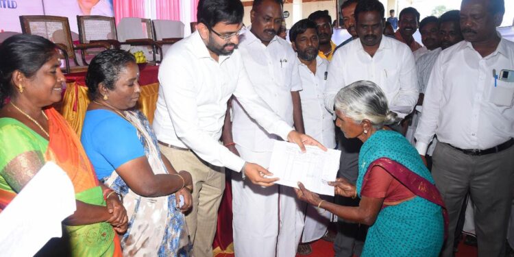 நாகப்பட்டினம் மாவட்டம் தலைஞாயிறு ஊராட்சி ஒன்றியம் வண்டல் ஊராட்சியில் மக்கள் நேர்காணல் முகாமில் 162 பயனாளிகளுக்கு சுமார் ரூ.13 லட்சத்து 91 ஆயிரத்து 860 மதிப்பிலான நலத்திட்ட உதவிகளை மாவட்ட ஆட்சித்தலைவர் டாக்டர் அ.அருண்தம்புராஜ் வழங்கினார்.