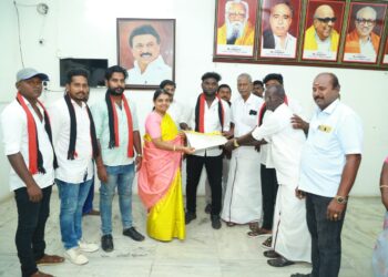 தூத்துக்குடி பா.ஜ.க மேற்கு மண்டல நிர்வாகி அமைச்சர் கீதாஜீவன் முன்னிலையில் திமுகவில் இணைந்தனர்.