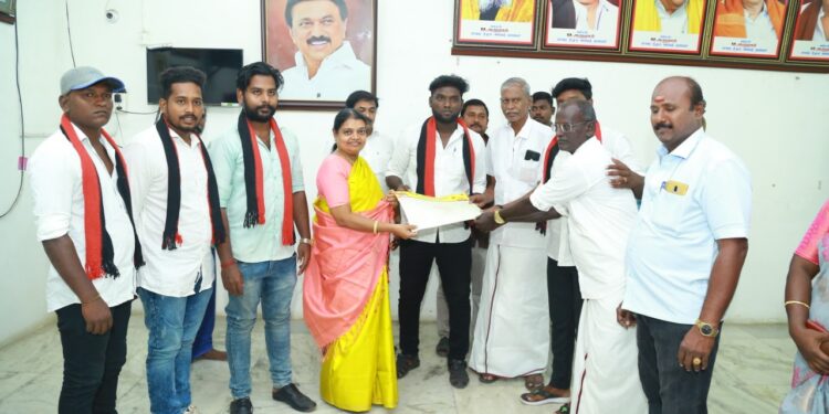 தூத்துக்குடி பா.ஜ.க மேற்கு மண்டல நிர்வாகி அமைச்சர் கீதாஜீவன் முன்னிலையில் திமுகவில் இணைந்தனர்.