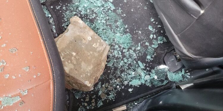 பாஜக துணை தலைவர் சசிகலா புஷ்பா வீடு மற்றும் கார் மீது தாக்குதல்  தூத்துக்குடியில் பரபரப்பு – பதட்டத்தை தணிக்க போலீசார் குவிப்பு