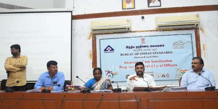 நாகப்பட்டினம் மாவட்ட ஆட்சியர் அலுவலகத்தில் விவசாயிகள் குறைதீர்க்கும் நாள் கூட்டம் மாவட்ட ஆட்சித்தலைவர் டாக்டர் அ.அருண்தம்புராஜ் தலைமையில்   இன்று நடைபெற்றது.