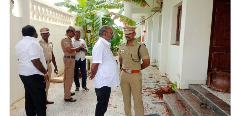 பாஜக மாநில துணைத்தலைவர்  சசிகலா புஷ்பா வீடு, மற்றும் கார் மீது தாக்குதல் : தூத்துக்குடி மாநகராட்சி திமுக கவுன்சிலர்கள், நிர்வாகிகள் மீது பரபரப்பு புகார்!!   காவல்துறையினர் தீவிர விசாரணை