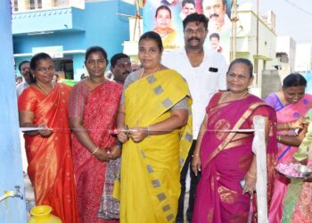 கோரம்பள்ளத்தில் சுத்திகரிக்கப்பட்ட குடிநீர் விநியோகத்தை மாவட்ட ஊராட்சி மன்ற தலைவர் பிரம்மசக்தி துவக்கி வைத்தார்.