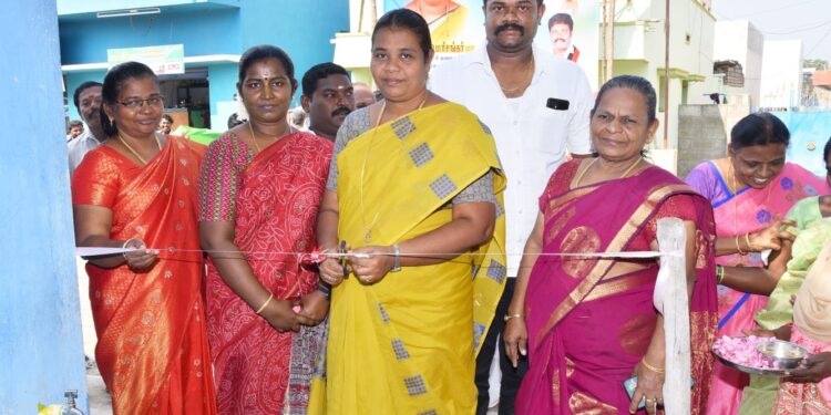 கோரம்பள்ளத்தில் சுத்திகரிக்கப்பட்ட குடிநீர் விநியோகத்தை மாவட்ட ஊராட்சி மன்ற தலைவர் பிரம்மசக்தி துவக்கி வைத்தார்.