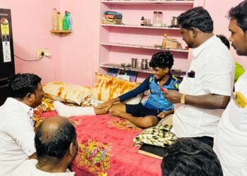 கபடி போட்டியில் காயமுற்ற கபடி வீரருக்கு ஊராட்சி மன்ற தலைவர் சரவணக்குமார் ஆறுதல் கூறினார்