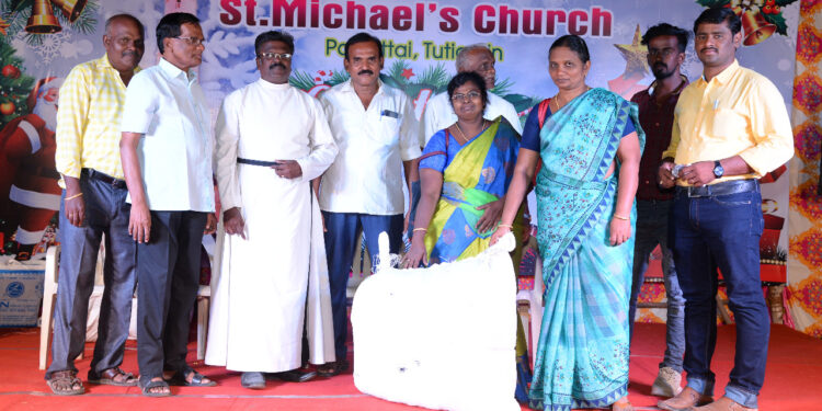 கபடி போட்டியில் காயமுற்ற கபடி வீரருக்கு ஊராட்சி மன்ற தலைவர் சரவணக்குமார் ஆறுதல் கூறினார்