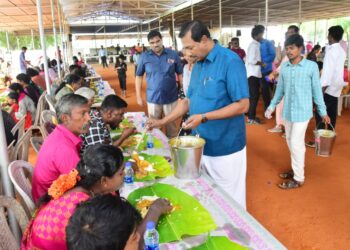 தூத்துக்குடி மாவட்டத்திலுள்ள   நாலுமாவடி இயேசு விடுவிக்கிறார் தேவனுடைய கூடாரத்தில்  2 ஆயிரம் பேருக்கு கிறிஸ்துமஸ் விருந்து- சகோ.மோகன்.  சி.லாசரஸ் வழங்கினார்.