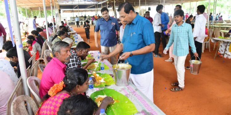 தூத்துக்குடி மாவட்டத்திலுள்ள   நாலுமாவடி இயேசு விடுவிக்கிறார் தேவனுடைய கூடாரத்தில்  2 ஆயிரம் பேருக்கு கிறிஸ்துமஸ் விருந்து- சகோ.மோகன்.  சி.லாசரஸ் வழங்கினார்.