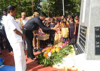 நாகப்பட்டினம் மாவட்ட ஆட்சியர் அலுவலக வளாகத்தில் உள்ள   சுனாமி நினைவுப் பூங்காவில் 18-ம் ஆண்டு சுனாமி நினைவு தினத்தையொட்டி   மாவட்ட ஆட்சித்தலைவர் டாக்டர் அ.அருண்தம்புராஜ் தமிழ்நாடு தாட்கோ கழக தலைவர் உ.மதிவாணன் நாகப்பட்டினம் சட்டமன்ற உறுப்பினர் ஜெ.முகமது ஷா நவாஸ் கீழ்வேளுர் சட்டமன்ற உறுப்பினர் வி.பி.நாகை மாலி ஆகியோர் அஞ்சலி செலுத்தினர்.