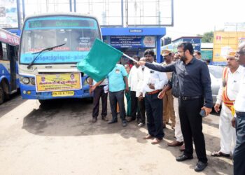 நாகப்பட்டினம் புதிய பேருந்து நிலையத்தில் பள்ளிக்கல்வித்துறை சார்பில் மாநில அளவில் நடைபெறவுள்ள கலைத்திருவிழாவில் பங்கேற்க செல்லும் மாணவ-மாணவியர்களின் பேருந்துகளை மாவட்ட ஆட்சித்தலைவர் டாக்டர் அ.அருண்தம்புராஜ் இன்று கொடியசைத்து தொடங்கி வைத்தார்.