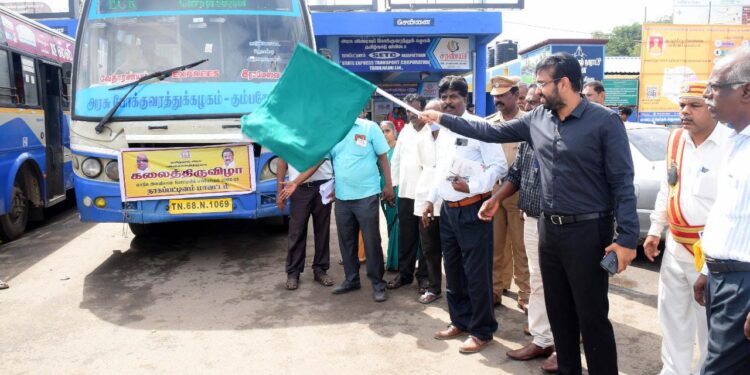 நாகப்பட்டினம் புதிய பேருந்து நிலையத்தில் பள்ளிக்கல்வித்துறை சார்பில் மாநில அளவில் நடைபெறவுள்ள கலைத்திருவிழாவில் பங்கேற்க செல்லும் மாணவ-மாணவியர்களின் பேருந்துகளை மாவட்ட ஆட்சித்தலைவர் டாக்டர் அ.அருண்தம்புராஜ் இன்று கொடியசைத்து தொடங்கி வைத்தார்.