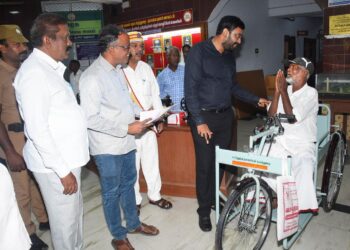 நாகப்பட்டினம் புதிய பேருந்து நிலையத்தில் பள்ளிக்கல்வித்துறை சார்பில் மாநில அளவில் நடைபெறவுள்ள கலைத்திருவிழாவில் பங்கேற்க செல்லும் மாணவ-மாணவியர்களின் பேருந்துகளை மாவட்ட ஆட்சித்தலைவர் டாக்டர் அ.அருண்தம்புராஜ் இன்று கொடியசைத்து தொடங்கி வைத்தார்.