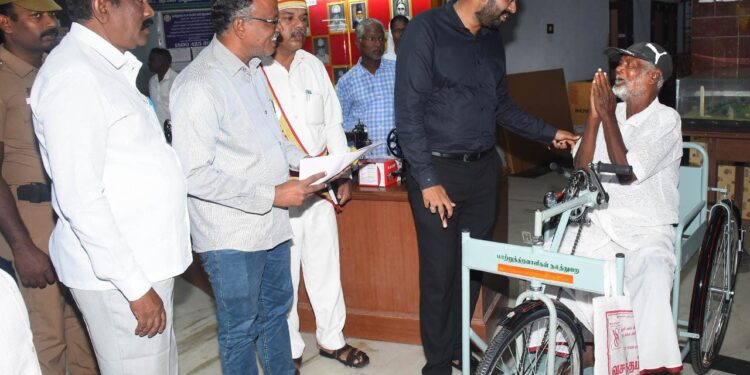 நாகப்பட்டினம் புதிய பேருந்து நிலையத்தில் பள்ளிக்கல்வித்துறை சார்பில் மாநில அளவில் நடைபெறவுள்ள கலைத்திருவிழாவில் பங்கேற்க செல்லும் மாணவ-மாணவியர்களின் பேருந்துகளை மாவட்ட ஆட்சித்தலைவர் டாக்டர் அ.அருண்தம்புராஜ் இன்று கொடியசைத்து தொடங்கி வைத்தார்.