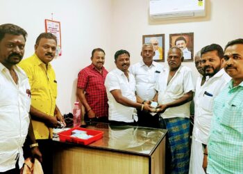 டி.சவேரியார்புரத்தில் மீன்சந்தை கட்டும்பணியை ஊராட்சி மன்ற தலைவர் சரவணக்குமார் தொடங்கிவைத்தார்.