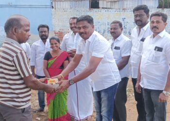 டி.சவேரியார்புரத்தில் மீன்சந்தை கட்டும்பணியை ஊராட்சி மன்ற தலைவர் சரவணக்குமார் தொடங்கிவைத்தார்.