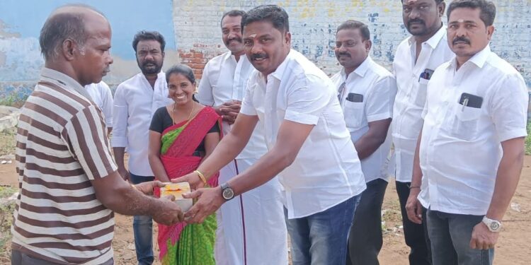 டி.சவேரியார்புரத்தில் மீன்சந்தை கட்டும்பணியை ஊராட்சி மன்ற தலைவர் சரவணக்குமார் தொடங்கிவைத்தார்.