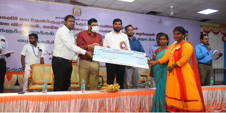 மாண்புமிகு தமிழ்நாடு முதலமைச்சர் அவர்கள் திருச்சிராப்பள்ளியில் அரசு விழாவினை துவக்கி வைத்து மகளிர் சுய உதவி குழுக்களுக்கு கடன் உதவிகள், மணிமேகலை விருதுகள், மாநில அளவிலான வங்கியாளர் விருதுகள் போன்றவை வழங்கிய நிகழ்ச்சி காணொளி காட்சி வாயிலாக நாகப்பட்டினம் மாவட்டம் இ.ஜி.எஸ் பொறியியல் கல்லூரியில் இன்று நடைபெற்றதைத் தொடர்ந்து மகளிர் சுய உதவி குழுக்களுக்கு கடன் உதவிகளை மாவட்ட ஆட்சித்தலைவர் டாக்டர் அ.அருண்தம்புராஜ் நாகப்பட்டினம் சட்ட மன்ற உறுப்பினர் ஜெ.முகமது ஷா நவாஸ் மாவட்ட ஊரக வளர்ச்சி முகமை கூடுதல் ஆட்சியர்   ம.பிரதிவிராஜ் ஆகியோர் வழங்கினார்கள்.