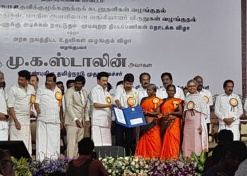 2021 2022ம் ஆண்டிற்கான மணிமேகலை விருதை முதலமைச்சர் மு.க.ஸ்டாலினிடமிருந்து கீழஈரால் குழு கூட்டமைப்பு செயலாளர் ராஜகனி, பொருளாளர் ஜெயலட்சுமி ஆகியோர் பெற்றுக் கொண்டனர்.