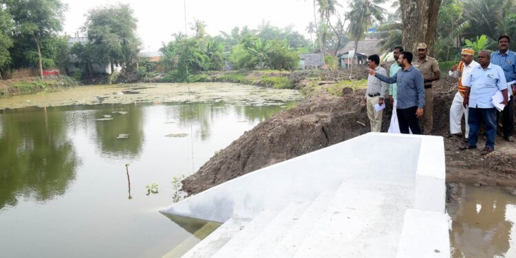 நாகப்பட்டினம் மாவட்ட வளர்ச்சி திட்ட பணிகளை மாவட்ட ஆட்சித்தலைவர் டாக்டர் அ.அருண்தம்புராஜ் செய்தியாளர்களுடன் சென்று ஆய்வு மேற்கொண்டார்.