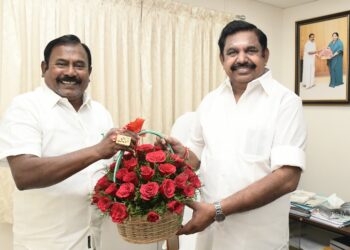 எடப்பாடி பழனிச்சாமியை தூத்துக்குடி சி.த.செல்லப்பாண்டியன் நேரில் சந்தித்து புத்தாண்டு வாழ்த்து தெரிவித்தார்.