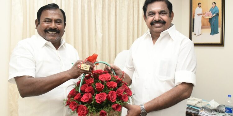 எடப்பாடி பழனிச்சாமியை தூத்துக்குடி சி.த.செல்லப்பாண்டியன் நேரில் சந்தித்து புத்தாண்டு வாழ்த்து தெரிவித்தார்.