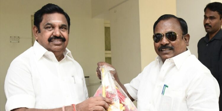 கிறிஸ்துமஸ் விழாவினை சிறப்பித்த எடப்பாடி பழனிச்சாமிக்கு பூங்கொத்து கொடுத்து சி.த.செல்லப்பாண்டியன் நேரில் வாழ்த்து