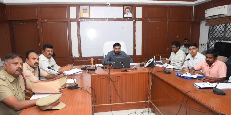 நாகப்பட்டினம் மாவட்ட ஆட்சியர் அலுவலக கூட்டரங்கில் வருவாய் மற்றும் பேரிடர் மேலாண்மைத்துறை சார்பில் மிக கனமழை முன்னேற்பாடு பணிகள் குறித்து கூடுதல் தலைமைச் செயலர் மற்றும் வருவாய் நிர்வாக ஆணையர் தலைமையில் காணொலி காட்சி வாயிலாக நடைபெற்ற மாவட்ட ஆட்சியர் அவர்கள் மற்றும் அனைத்து துறை அலுவலர்களுடனான ஆலோசனைக் கூட்டத்தில் மாவட்ட ஆட்சித்தலைவர் டாக்டர் அ.அருண்தம்புராஜ் கலந்து கொண்டார்.