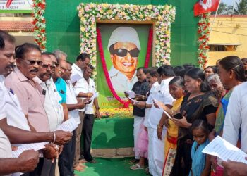 தூத்துக்குடியில் எம்.ஜி.ஆர் நினைவு தினத்தை முன்னிட்டு அதிமுக முன்னாள் அமைச்சர் சி.த.செல்லப்பாண்டியன் மாலை அணிவித்தார்.