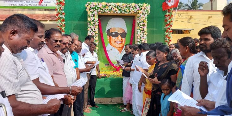 தூத்துக்குடியில் எம்.ஜி.ஆர் நினைவு தினத்தை முன்னிட்டு அதிமுக முன்னாள் அமைச்சர் சி.த.செல்லப்பாண்டியன் மாலை அணிவித்தார்.