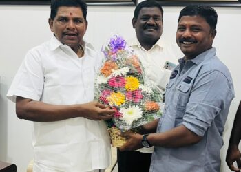 அமைச்சர் அனிதா ராதாகிருஷ்ணனிடம் திமுக ஒன்றிய செயலாளர் சரவணக்குமார் புத்தாண்டு வாழ்த்து தெரிவித்தார்.