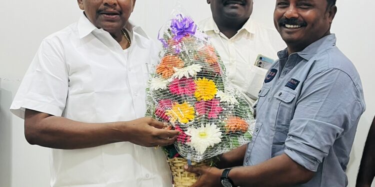 அமைச்சர் அனிதா ராதாகிருஷ்ணனிடம் திமுக ஒன்றிய செயலாளர் சரவணக்குமார் புத்தாண்டு வாழ்த்து தெரிவித்தார்.