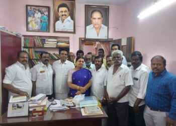 தூத்துக்குடியில் அமைச்சர் கீதா ஜீவன், மேயர் ஜெகன் பெரியசாமி ஆகியோரை திமுக நிர்வாகிகள் நேரில் சந்தித்து புத்தாண்டு வாழ்த்து தெரிவித்தனர்.