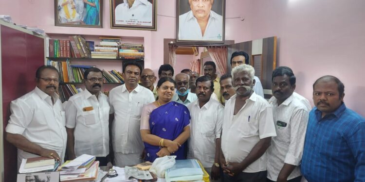 தூத்துக்குடியில் அமைச்சர் கீதா ஜீவன், மேயர் ஜெகன் பெரியசாமி ஆகியோரை திமுக நிர்வாகிகள் நேரில் சந்தித்து புத்தாண்டு வாழ்த்து தெரிவித்தனர்.