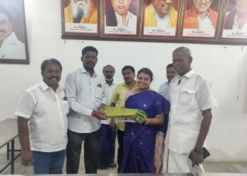 தூத்துக்குடியில் அமைச்சர் கீதா ஜீவன், மேயர் ஜெகன் பெரியசாமி ஆகியோரை திமுக நிர்வாகிகள் நேரில் சந்தித்து புத்தாண்டு வாழ்த்து தெரிவித்தனர்.