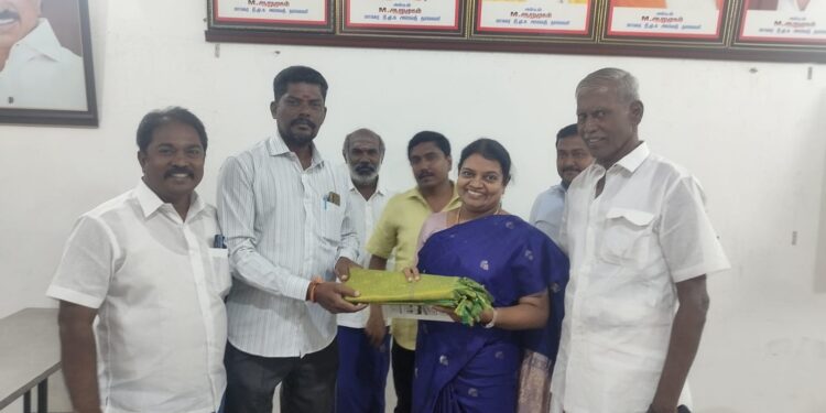 தூத்துக்குடியில் அமைச்சர் கீதா ஜீவன், மேயர் ஜெகன் பெரியசாமி ஆகியோரை திமுக நிர்வாகிகள் நேரில் சந்தித்து புத்தாண்டு வாழ்த்து தெரிவித்தனர்.