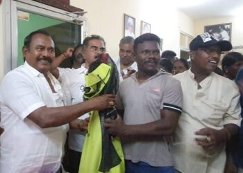 முன்னாள் அமைச்சர் சி.த.செல்லப்பாண்டியன் கிரிக்கெட் வீரர்களுக்கு சுமார் ரூ.20,000 மதிப்பிலான கிரிக்கெட் உபகரணங்களை வழங்கினார்.