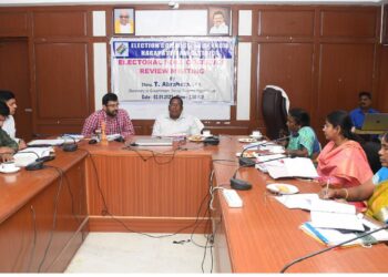 நாகப்பட்டினம் மாவட்ட ஆட்சியர் அலுவலக கூட்டரங்கில் வாக்காளர் பட்டியல் குறித்து அரசு அலுவலர்களுடனான ஆய்வு கூட்டம் வாக்காளர் பட்டியல் பார்வையாளர் மற்றும் சமூக சீர்திருத்த துறை அரசு செயலாளர் த.ஆபிரகாம் மற்றும் மாவட்ட ஆட்சித்தலைவர் டாக்டர் அ.அருண்தம்புராஜ் தலைமையில் நடைபெற்றது.