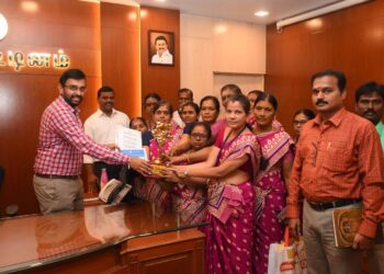 நாகப்பட்டினம் மாவட்ட ஆட்சியர் அலுவலக கூட்டரங்கில் வாக்காளர் பட்டியல் குறித்து அரசு அலுவலர்களுடனான ஆய்வு கூட்டம் வாக்காளர் பட்டியல் பார்வையாளர் மற்றும் சமூக சீர்திருத்த துறை அரசு செயலாளர் த.ஆபிரகாம் மற்றும் மாவட்ட ஆட்சித்தலைவர் டாக்டர் அ.அருண்தம்புராஜ் தலைமையில் நடைபெற்றது.