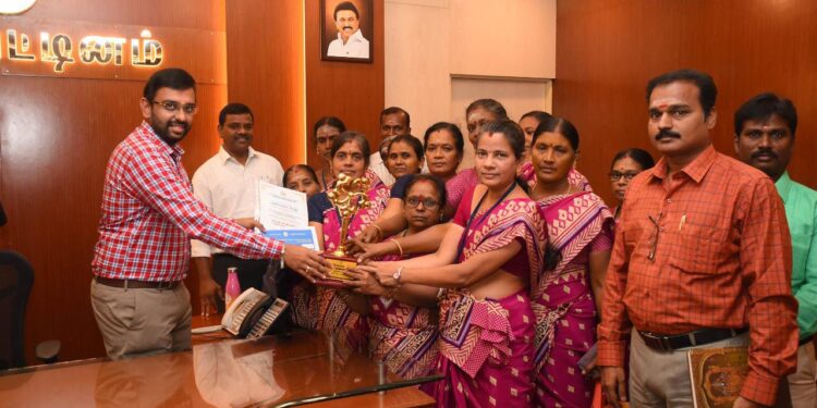 நாகப்பட்டினம் மாவட்ட ஆட்சியர் அலுவலக கூட்டரங்கில் வாக்காளர் பட்டியல் குறித்து அரசு அலுவலர்களுடனான ஆய்வு கூட்டம் வாக்காளர் பட்டியல் பார்வையாளர் மற்றும் சமூக சீர்திருத்த துறை அரசு செயலாளர் த.ஆபிரகாம் மற்றும் மாவட்ட ஆட்சித்தலைவர் டாக்டர் அ.அருண்தம்புராஜ் தலைமையில் நடைபெற்றது.