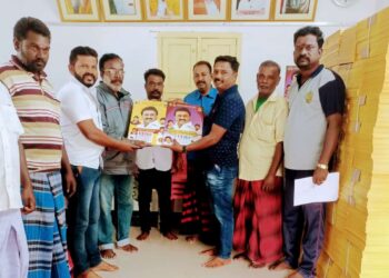 தூத்துக்குடி கிழக்கு ஒன்றிய திமுக செயலாளர் சரவணக்குமார் பொதுமக்களுக்கு காலண்டர் வழங்கினார்.