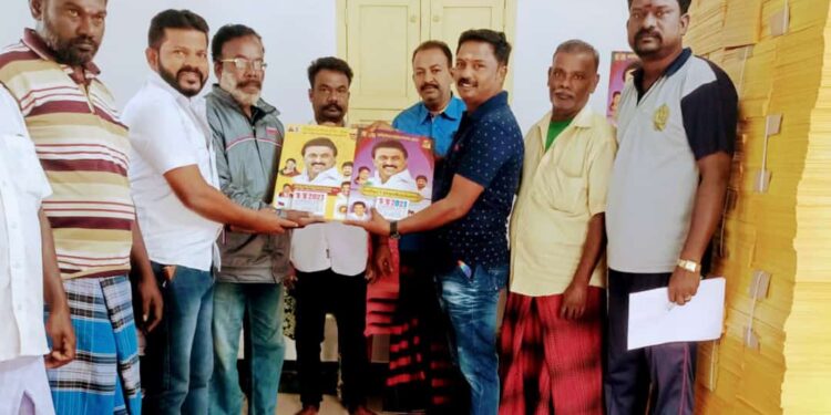 தூத்துக்குடி கிழக்கு ஒன்றிய திமுக செயலாளர் சரவணக்குமார் பொதுமக்களுக்கு காலண்டர் வழங்கினார்.