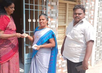 தமிழக அரசின் பொங்கல் தொகுப்பு டோக்கன் தூத்துக்குடியில் பொதுமக்களுக்கு விநியோகம்