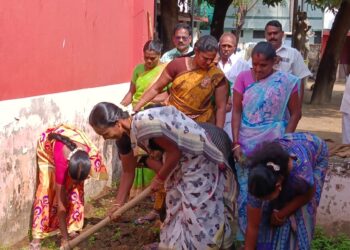 வேதாரண்யம் ஒன்றியம் தோப்புத்துறை ஊராட்சி ஒன்றிய தொடக்கப்பள்ளியில் (இந்து)  பள்ளி மேலாண்மைக் குழு மற்றும்  பெற்றோர் ஆசிரியர் கழகம் சார்பில்  பள்ளி திறக்கப்படுவதை முன்னிட்டு,  பள்ளி வளாகத்தை தூய்மை செய்யும் பணி நடைபெற்றது.