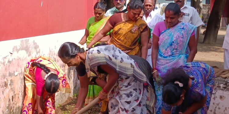 வேதாரண்யம் ஒன்றியம் தோப்புத்துறை ஊராட்சி ஒன்றிய தொடக்கப்பள்ளியில் (இந்து)  பள்ளி மேலாண்மைக் குழு மற்றும்  பெற்றோர் ஆசிரியர் கழகம் சார்பில்  பள்ளி திறக்கப்படுவதை முன்னிட்டு,  பள்ளி வளாகத்தை தூய்மை செய்யும் பணி நடைபெற்றது.